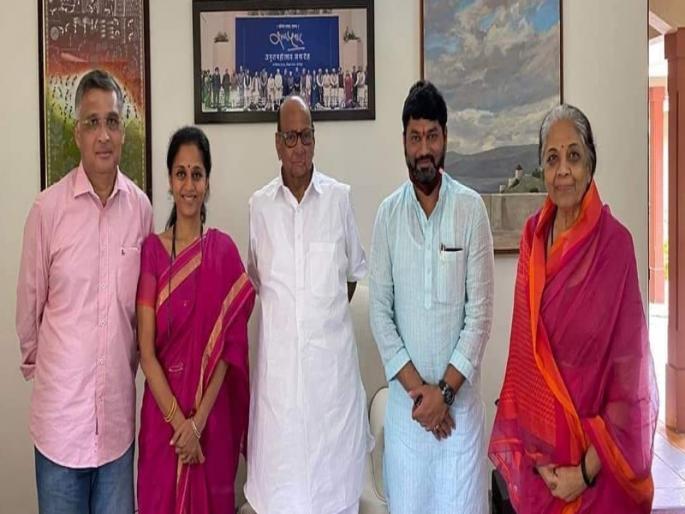 Special celebration of Dhananjay Munde's birthday by pawar family in baramati | गोविंदबागेत बर्थ डे सेलिब्रेशन, सुप्रियाताईंनी केक आणला अन् शरद पवारांनी भरवला Special celebration of Dhananjay Munde's birthday by pawar family in baramati | गोविंदबागेत बर्थ डे सेलिब्रेशन, सुप्रियाताईंनी केक आणला अन् शरद पवारांनी भरवला