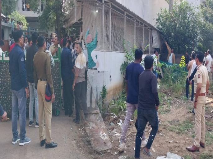 A leopard entered the hospital in Shahada's at Nandurbar | शहाद्यातील भर वस्तीतील रुग्णालयात बिबट्या शिरल्याने खळबळ A leopard entered the hospital in Shahada's at Nandurbar | शहाद्यातील भर वस्तीतील रुग्णालयात बिबट्या शिरल्याने खळबळ