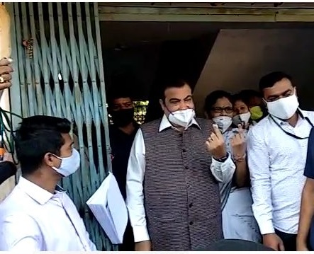 Union Minister Nitin Gadkari casts his vote; Abhijit Vanjari too | केंद्रीय मंत्री नितीन गडकरी यांनी केले मतदान; अभिजित वंजारी यांनी बजावला मतदानाचा हक्क Union Minister Nitin Gadkari casts his vote; Abhijit Vanjari too | केंद्रीय मंत्री नितीन गडकरी यांनी केले मतदान; अभिजित वंजारी यांनी बजावला मतदानाचा हक्क