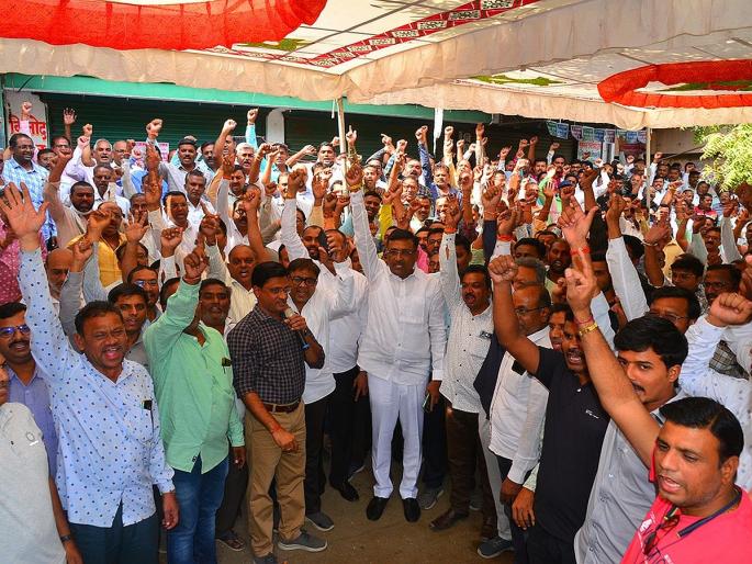 Jalgaon: Agriculture Center Operators Demand, Catch Companies For Defective Seeds..! | Jalgaon: कृषी केंद्र चालकांची मागणी, सदोष बियाण्यांसाठी कंपन्यांना पकडा..! Jalgaon: Agriculture Center Operators Demand, Catch Companies For Defective Seeds..! | Jalgaon: कृषी केंद्र चालकांची मागणी, सदोष बियाण्यांसाठी कंपन्यांना पकडा..!