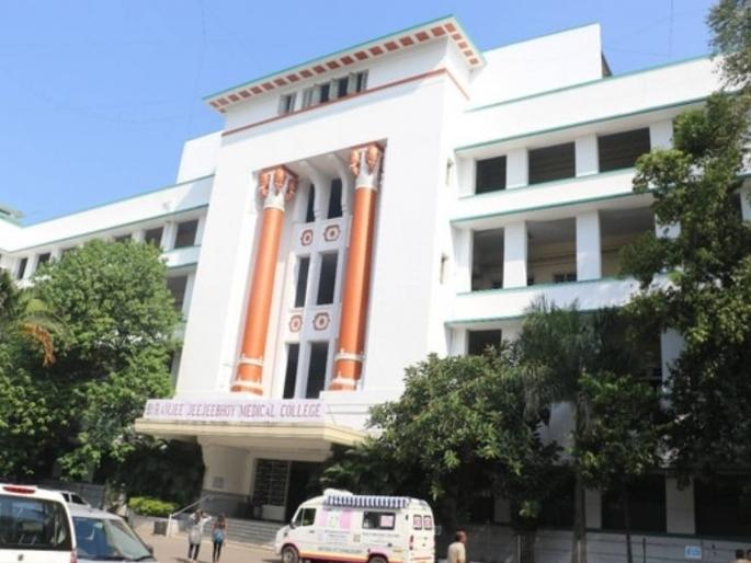 Three resident doctors suspended in ragging case at 'B. J. Medical' Head of Orthopedics Department Dr. Bartakke removed | 'बी. जे. मेडिकल'मधील रॅगिंगप्रकरणी तीन निवासी डॉक्टरांना केले निलंबित; ऑर्थोपेडिक्स विभागाचे प्रमुख डॉ. बारटक्के यांची उचलबांगडी Three resident doctors suspended in ragging case at 'B. J. Medical' Head of Orthopedics Department Dr. Bartakke removed | 'बी. जे. मेडिकल'मधील रॅगिंगप्रकरणी तीन निवासी डॉक्टरांना केले निलंबित; ऑर्थोपेडिक्स विभागाचे प्रमुख डॉ. बारटक्के यांची उचलबांगडी
