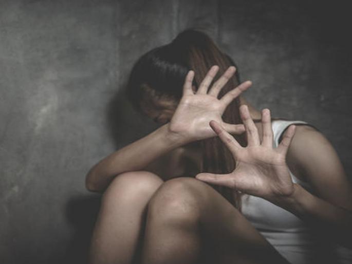 husband sent Wife to make tea and raped on Sister in law | पत्नीला चहा बनवायला पाठवले, जिजूकडून खोलीत मेहुणीवर बलात्कार husband sent Wife to make tea and raped on Sister in law | पत्नीला चहा बनवायला पाठवले, जिजूकडून खोलीत मेहुणीवर बलात्कार