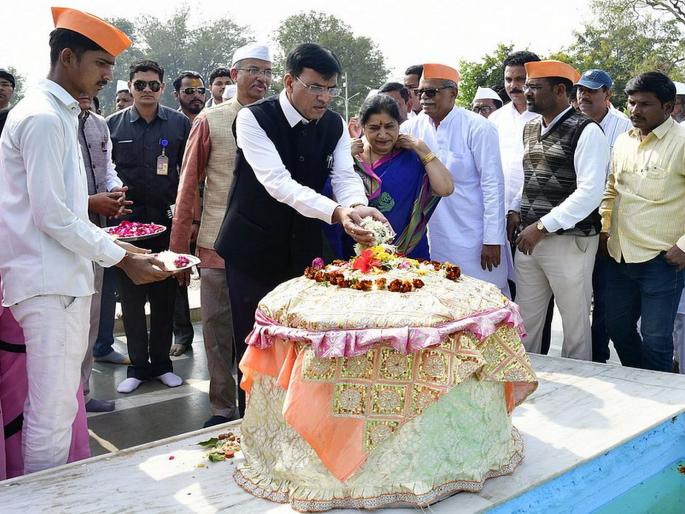 Transmit Gandhi's ideas to a new generation | गांधी विचार नव्या पिढीपर्यंत पोहोचवा Transmit Gandhi's ideas to a new generation | गांधी विचार नव्या पिढीपर्यंत पोहोचवा