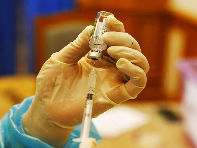 don't take corona Vaccine who has anaphylaxis; serious warning by medical officers | Avoid Corona Vaccine: सावधान! ॲलर्जी असलेल्यांनी कोरोना लस घेऊ नका; वैद्यकीय तज्ज्ञांचे निर्देश don't take corona Vaccine who has anaphylaxis; serious warning by medical officers | Avoid Corona Vaccine: सावधान! ॲलर्जी असलेल्यांनी कोरोना लस घेऊ नका; वैद्यकीय तज्ज्ञांचे निर्देश