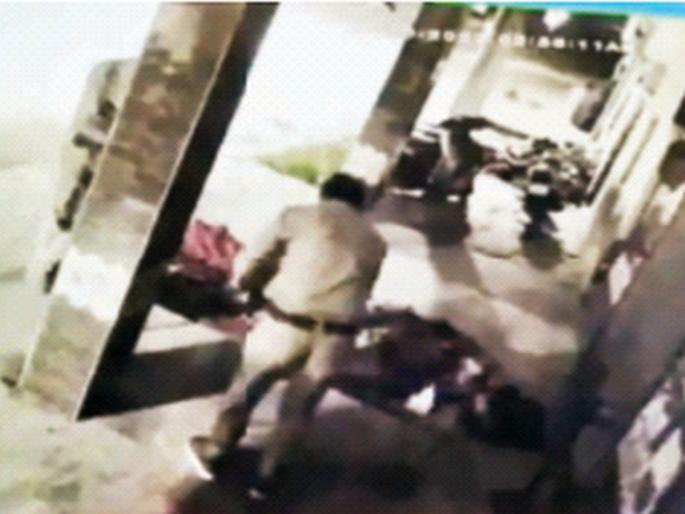 Who to believe? A policeman on patrol stole the mobile of a sleeping youth | अरे विश्वास ठेवायचा तरी कोणावर? गस्तीवरच्या पोलिसानेच चोरला झोपलेल्या तरुणाचा मोबाइल Who to believe? A policeman on patrol stole the mobile of a sleeping youth | अरे विश्वास ठेवायचा तरी कोणावर? गस्तीवरच्या पोलिसानेच चोरला झोपलेल्या तरुणाचा मोबाइल