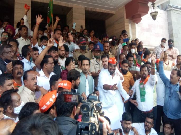 Kirit Somaiya welcome in pune municipal Corporation | पुणे महापालिकेत भाजप कार्यकर्त्यांचा धुडगूस; कोरोना नियमांचीही पायमल्ली, किरीट सोमय्यांचे जंगी स्वागत Kirit Somaiya welcome in pune municipal Corporation | पुणे महापालिकेत भाजप कार्यकर्त्यांचा धुडगूस; कोरोना नियमांचीही पायमल्ली, किरीट सोमय्यांचे जंगी स्वागत