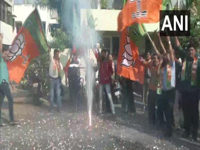 Maharashtra CM BJP workers celebrate after Devendra Fadnavis takes oath as Maharashtra Chief Minister | Maharashtra CM : भाजपा कार्यकर्त्यांचा जल्लोष; राष्ट्रवादीत मात्र सन्नाटा Maharashtra CM BJP workers celebrate after Devendra Fadnavis takes oath as Maharashtra Chief Minister | Maharashtra CM : भाजपा कार्यकर्त्यांचा जल्लोष; राष्ट्रवादीत मात्र सन्नाटा