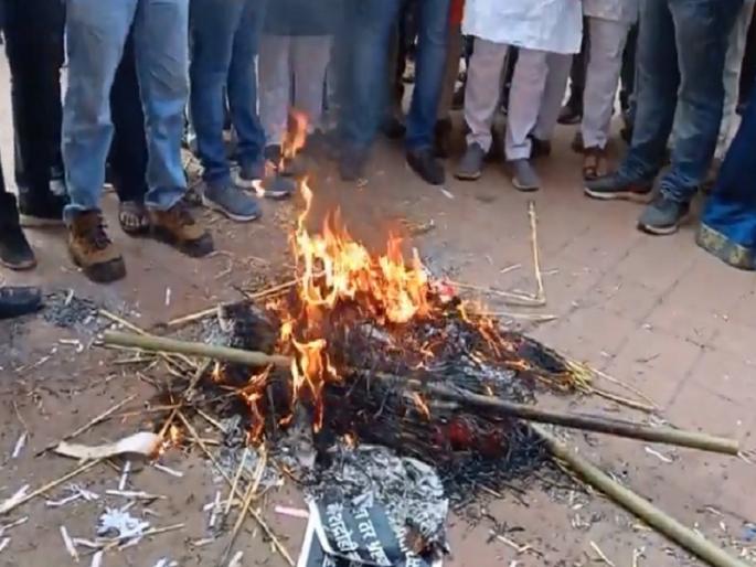 In Aurangabad, BJP burnt the statue of Nawab Malik | औरंगाबादेत भाजपने नवाब मालिकांचा प्रतीकात्मक पुतळा जाळला In Aurangabad, BJP burnt the statue of Nawab Malik | औरंगाबादेत भाजपने नवाब मालिकांचा प्रतीकात्मक पुतळा जाळला
