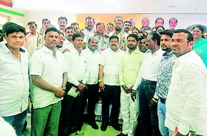 BJP office bearers entering congress at Nagpur | नागपुरात भाजपा पदाधिकाऱ्यांचा काँग्रेसमध्ये प्रवेश BJP office bearers entering congress at Nagpur | नागपुरात भाजपा पदाधिकाऱ्यांचा काँग्रेसमध्ये प्रवेश