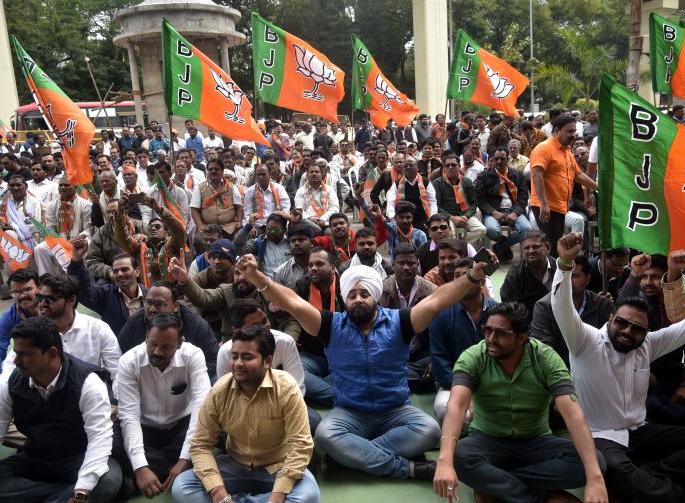 BJP agitates against 'DPC' fundraiser in Nagpur | नागपुरात  'डीपीसी' निधीकपातीविरोधात भाजप आक्रमक
