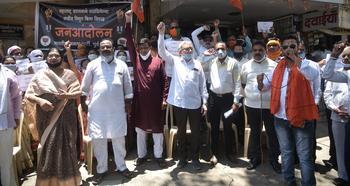 BJP on the streets in Nagpur against increased electricity bills | नागपुरात वाढीव वीज बिलाविरुद्ध भाजप रस्त्यावर BJP on the streets in Nagpur against increased electricity bills | नागपुरात वाढीव वीज बिलाविरुद्ध भाजप रस्त्यावर