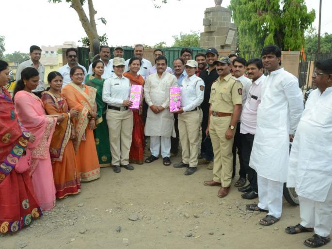 Women's Day: BJP honors women employees in traffic control branch | महिला दिवस : भाजपा तर्फे वाहतूक नियंत्रण शाखेतील महिला कर्मचाऱ्यांचा सत्कार Women's Day: BJP honors women employees in traffic control branch | महिला दिवस : भाजपा तर्फे वाहतूक नियंत्रण शाखेतील महिला कर्मचाऱ्यांचा सत्कार
