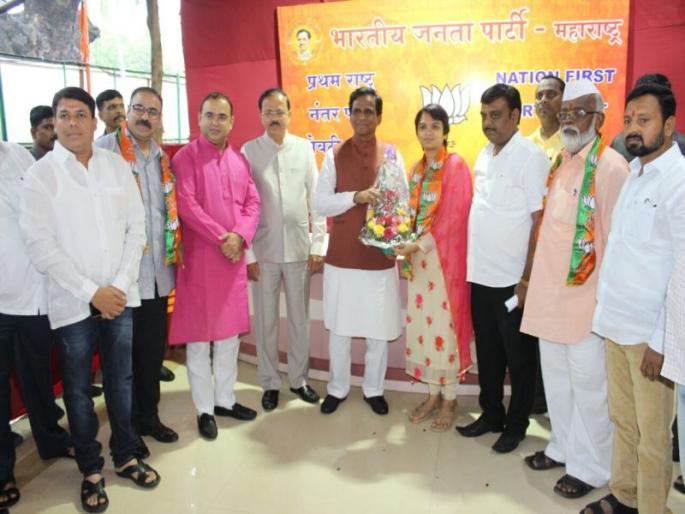 President of Shiva Arogya Sena, Dr. Madhuri Borse entered the BJP | शिव आरोग्य सेनेच्या प्रदेशाध्यक्ष डॉ. माधुरी बोरसे यांचा भाजपामध्ये प्रवेश President of Shiva Arogya Sena, Dr. Madhuri Borse entered the BJP | शिव आरोग्य सेनेच्या प्रदेशाध्यक्ष डॉ. माधुरी बोरसे यांचा भाजपामध्ये प्रवेश