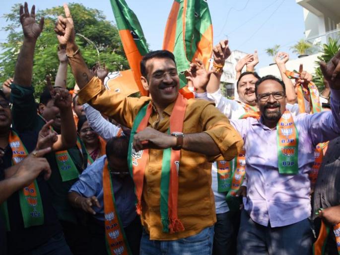 Devendra Bhau, come again! After the swearing-in, BJP activists cheered in Nagpur | देवेंद्र भाऊ, पुन्हा आले ! शपथविधीनंतर नागपुरात भाजप कार्यकर्त्यांचा जल्लोष Devendra Bhau, come again! After the swearing-in, BJP activists cheered in Nagpur | देवेंद्र भाऊ, पुन्हा आले ! शपथविधीनंतर नागपुरात भाजप कार्यकर्त्यांचा जल्लोष