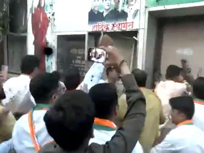 BJP Workers Attack Congress Office In Mumbai: Ruckus at Congress office in Mumbai, vandalism by BJP workers, police lathicharge on protesters | मुंबईत काँग्रेसच्या कार्यालयात राडा, भाजपाच्या कार्यकर्त्यांकडून तोडफोड, पोलिसांकडून आंदोलकांवर लाठीमार BJP Workers Attack Congress Office In Mumbai: Ruckus at Congress office in Mumbai, vandalism by BJP workers, police lathicharge on protesters | मुंबईत काँग्रेसच्या कार्यालयात राडा, भाजपाच्या कार्यकर्त्यांकडून तोडफोड, पोलिसांकडून आंदोलकांवर लाठीमार