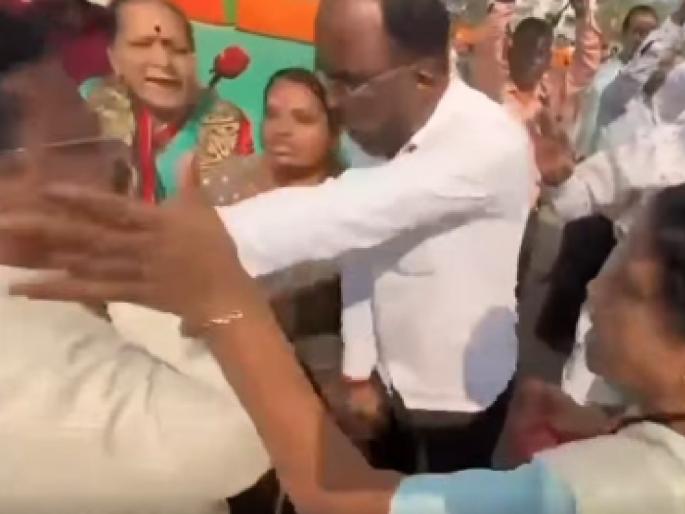 Chaos in BJP's Sambhajinagar! Women activists beat up a worker who went to calm the atmosphere | छ. संभाजीनगर भाजपत अराजकता! वाद शांत करण्यास गेलेल्या कार्यकर्त्यास महिलांनी झोडपले Chaos in BJP's Sambhajinagar! Women activists beat up a worker who went to calm the atmosphere | छ. संभाजीनगर भाजपत अराजकता! वाद शांत करण्यास गेलेल्या कार्यकर्त्यास महिलांनी झोडपले