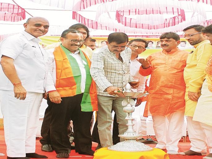 Maharashtra Assembly Election 2019 : 'Lighter' used for lighting Diya on the day of the BJP meeting | भाजप मेळाव्यात मांगल्याच्या दिव्याला ‘लायटर’चा अग्नी Maharashtra Assembly Election 2019 : 'Lighter' used for lighting Diya on the day of the BJP meeting | भाजप मेळाव्यात मांगल्याच्या दिव्याला ‘लायटर’चा अग्नी