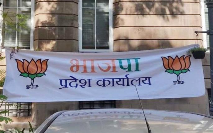 "The road in your head and the arrow in the background is your future." | "डोक्यात सडकी हवा आणि पार्श्वभागात घुसलेला बाण, हेच तुमचे भविष्य"