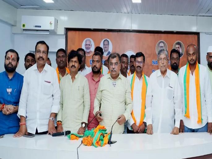 Former MP Sanjay Patil along with the mayor of the group joins BJP along with three corporators | Sangli: माजी खासदार संजय पाटील गटाच्या नगराध्यक्षसह तीन नगरसेवक भाजपात Former MP Sanjay Patil along with the mayor of the group joins BJP along with three corporators | Sangli: माजी खासदार संजय पाटील गटाच्या नगराध्यक्षसह तीन नगरसेवक भाजपात