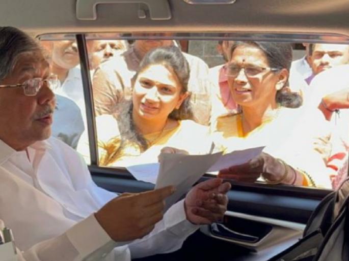 Women activists submitted a written statement to minister Chandrakant Patil against BJP state executive member Mahesh Jadhav | कोल्हापूरमध्ये भाजपअंतर्गत संघर्ष उफाळला, महिला कार्यकर्त्यांनी महेश जाधवांविरोधात दिलं निवेदन Women activists submitted a written statement to minister Chandrakant Patil against BJP state executive member Mahesh Jadhav | कोल्हापूरमध्ये भाजपअंतर्गत संघर्ष उफाळला, महिला कार्यकर्त्यांनी महेश जाधवांविरोधात दिलं निवेदन