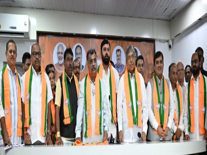 16 people including two former corporators from Congress and NCP in Kolhapur join BJP | कोल्हापुरात काँग्रेस, राष्ट्रवादीला धक्का; माजी नगरसेवकांसह १६ जणांनी केला भाजपमध्ये प्रवेश 16 people including two former corporators from Congress and NCP in Kolhapur join BJP | कोल्हापुरात काँग्रेस, राष्ट्रवादीला धक्का; माजी नगरसेवकांसह १६ जणांनी केला भाजपमध्ये प्रवेश