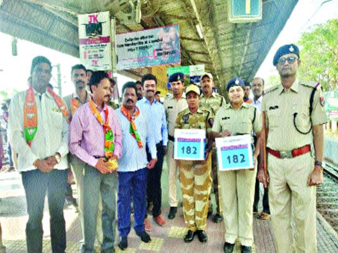 Chocolate distribution, BJP, Railway Police to raise awareness | रूळ ओलांडणाऱ्यांना चॉकलेट वाटप, भाजपा, रेल्वे पोलिसांनी राबवली जनजागृती मोहीम Chocolate distribution, BJP, Railway Police to raise awareness | रूळ ओलांडणाऱ्यांना चॉकलेट वाटप, भाजपा, रेल्वे पोलिसांनी राबवली जनजागृती मोहीम