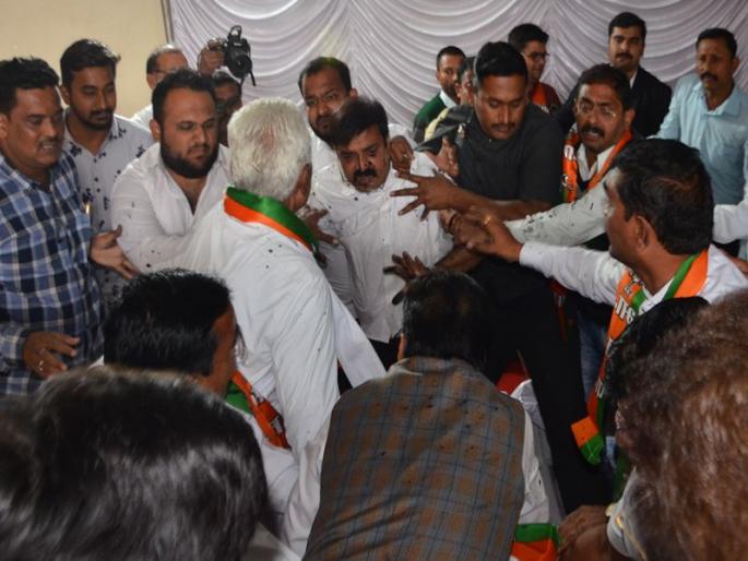 BJP leaders fail to prevent internal strife | अंतर्गत लाथाळ्या रोखण्यात भाजप नेते अपयशी BJP leaders fail to prevent internal strife | अंतर्गत लाथाळ्या रोखण्यात भाजप नेते अपयशी