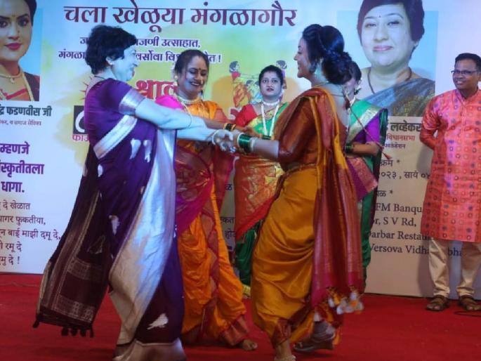 Amrita Fadnavis' balloons at the 'Mangalgaur' festival in Versova; | वर्सोवा येथील 'मंगळागौर' उत्सवात अमृता फडणवीस यांच्या फुगड्या, उखाण्याने रंगत Amrita Fadnavis' balloons at the 'Mangalgaur' festival in Versova; | वर्सोवा येथील 'मंगळागौर' उत्सवात अमृता फडणवीस यांच्या फुगड्या, उखाण्याने रंगत