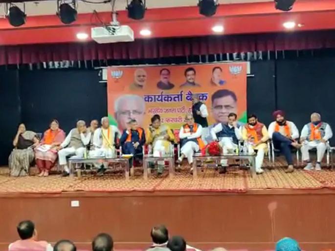 how to confuse farmers on agricultural laws haryana bjp worker asks party leaders in gurugram meeting | VIDEO: नेतेहो, कृषी कायद्यांवरून शेतकऱ्यांना संभ्रमित करायचं कसं?; भाजप कार्यकर्त्याचा सवाल