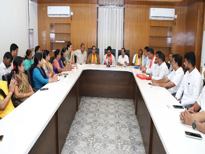 UdayanRaje, ShivendraSingh Raje ministerial position was resolved In the BJP meeting in Satara | साताऱ्यात भाजपच्या बैठकीत उदयनराजे, शिवेंद्रसिंहराजेंच्या मंत्रिपदाचा ठराव UdayanRaje, ShivendraSingh Raje ministerial position was resolved In the BJP meeting in Satara | साताऱ्यात भाजपच्या बैठकीत उदयनराजे, शिवेंद्रसिंहराजेंच्या मंत्रिपदाचा ठराव