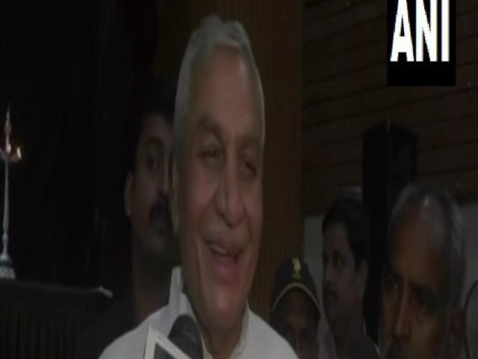 govt employee get shoes of bjp minister | जेव्हा भाजपाचे 'मंत्रिमहोदय' सरकारी कर्मचाऱ्याकडून बूट घालून घेतात