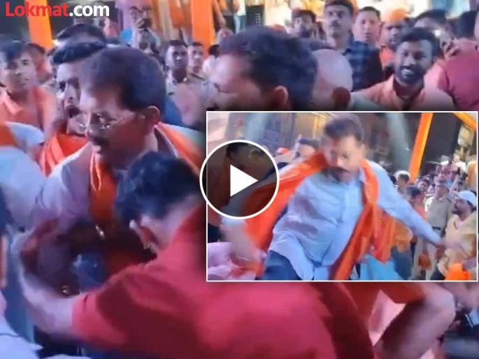 BJP MLA falls from activist's shoulder, video goes viral | ...अन् आमदार सुरेश भोळे पडले खाली; गणपती मिरवणुकीतील व्हिडीओ व्हायरल