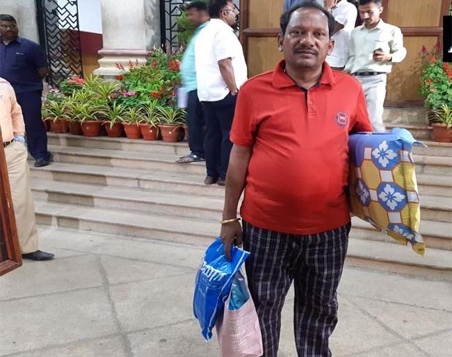 Karnataka: BJP MLAs doing overnight dharna protest in vidhansabha against kumarswamy govt | कर्नाटक : उशी आणि बेडसीट घेऊन विधानसभेत पोहोचले भाजपाचे आमदार Karnataka: BJP MLAs doing overnight dharna protest in vidhansabha against kumarswamy govt | कर्नाटक : उशी आणि बेडसीट घेऊन विधानसभेत पोहोचले भाजपाचे आमदार