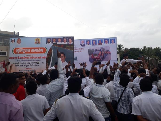 Activists of BJP and NCP clashed in Kopargaon. Hamritumari in front of Ashutosh Kale and Vivek Kolhe | कोपरगावात भाजप व राष्ट्रवादीचे कार्यकर्ते भिडले, आ. आशुतोष काळे व विवेक कोल्हे यांच्यासमोरच हमरीतुमरी 