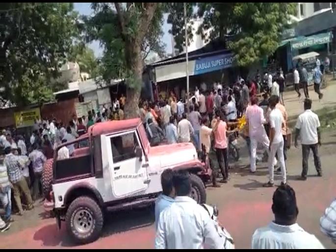 Dhule ZP Election Results BJP NCP ैदीकाीे clash after Shingave Panchayat Samiti Gana results | Dhule ZP Election Results: भाजप-राष्ट्रवादी कार्यकर्त्यांमध्ये धुमश्चक्री; शिरपूर शिंगावे पंचायत समितीच्या निकालीवेळीची घटना Dhule ZP Election Results BJP NCP ैदीकाीे clash after Shingave Panchayat Samiti Gana results | Dhule ZP Election Results: भाजप-राष्ट्रवादी कार्यकर्त्यांमध्ये धुमश्चक्री; शिरपूर शिंगावे पंचायत समितीच्या निकालीवेळीची घटना