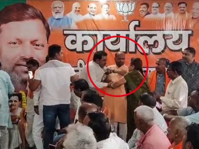 slap incident at bjp office woman grabs leader even takes out slipper in maharajganj video | भाजपा कार्यालयात राडा! महिलेने कॉलर पकडून नेत्याला लगावली कानशिलात, चपलेनेही मारलं slap incident at bjp office woman grabs leader even takes out slipper in maharajganj video | भाजपा कार्यालयात राडा! महिलेने कॉलर पकडून नेत्याला लगावली कानशिलात, चपलेनेही मारलं