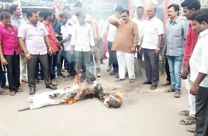 The burning of the statue of Naxalism by Pandit Pandharpur | नक्षलवाद्यांच्या पुतळ्याचे भाजपतर्फे पंढरपूरात दहन The burning of the statue of Naxalism by Pandit Pandharpur | नक्षलवाद्यांच्या पुतळ्याचे भाजपतर्फे पंढरपूरात दहन