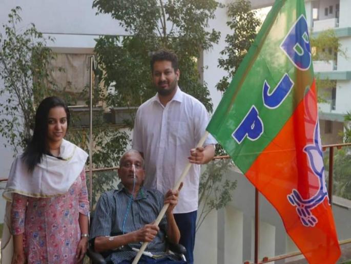 BJP flagged by Parrikar, photo with family | पर्रीकरांच्या हाती भाजपाचा झेंडा, कुटुंबासोबत छायाचित्र जारी BJP flagged by Parrikar, photo with family | पर्रीकरांच्या हाती भाजपाचा झेंडा, कुटुंबासोबत छायाचित्र जारी