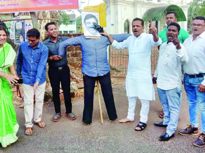 A symbolic statue of Vinayak Raut was burnt | विनायक राऊत यांचा प्रतीकात्मक पुतळा जाळला A symbolic statue of Vinayak Raut was burnt | विनायक राऊत यांचा प्रतीकात्मक पुतळा जाळला