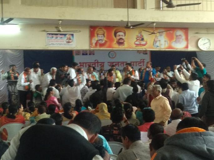 eknath khadse supporter functionary beaten in jalgaon infront of bjp leader raosaheb danve and girish mahajan | भाजपाच्या बैठकीत खडसे समर्थक पदाधिकाऱ्याला मारहाण; दानवे, महाजनांसमोर कार्यकर्त्यांचा राडा eknath khadse supporter functionary beaten in jalgaon infront of bjp leader raosaheb danve and girish mahajan | भाजपाच्या बैठकीत खडसे समर्थक पदाधिकाऱ्याला मारहाण; दानवे, महाजनांसमोर कार्यकर्त्यांचा राडा