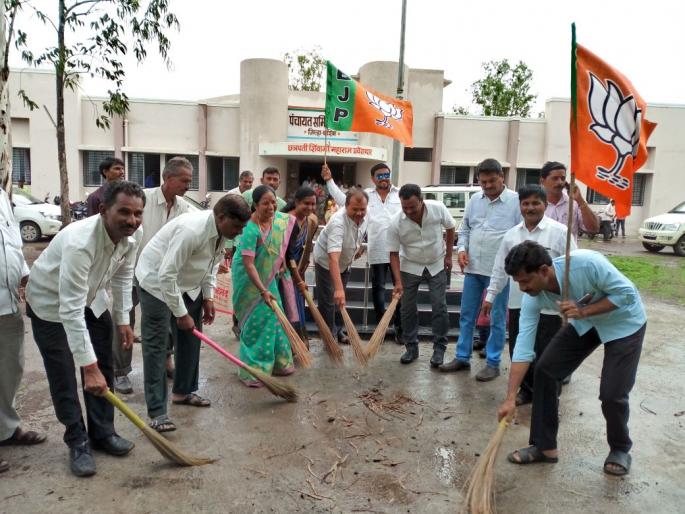 cleanliness campaign for BJP in Malegaon | भाजपच्यावतीने मालेगाव येथे स्वछता अभियान cleanliness campaign for BJP in Malegaon | भाजपच्यावतीने मालेगाव येथे स्वछता अभियान