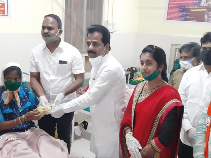 BJP's service week begins with distribution of fruits in hospitals and slums | भाजपच्या सेवा सप्ताहास प्रारंभ, रूग्णालये-वस्त्यांमध्ये फळे वाटप