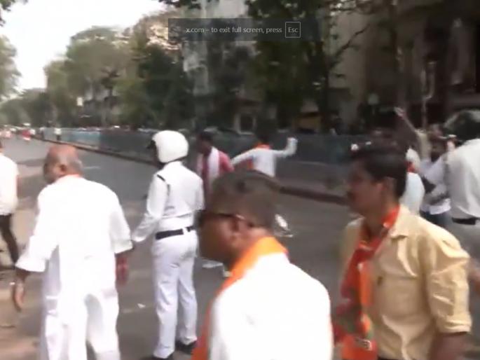 Video kolkata clash girish park bjp tmc workers fight | तुफान राडा! मोदींच्या रॅलीपूर्वी भाजपा-टीएमसी कार्यकर्ते भिडले; दगडफेकीत अनेक जण जखमी Video kolkata clash girish park bjp tmc workers fight | तुफान राडा! मोदींच्या रॅलीपूर्वी भाजपा-टीएमसी कार्यकर्ते भिडले; दगडफेकीत अनेक जण जखमी