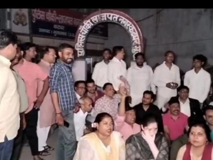 moradbad bjp leader challaned for not wearing helmet workers sit on dharna lot of uproar | भाजपा नेत्याला हेल्मेट न घातल्याने 1000 रुपयांचा दंड; कार्यकर्ते संतापले, पोलिसांविरोधात घोषणाबाजी moradbad bjp leader challaned for not wearing helmet workers sit on dharna lot of uproar | भाजपा नेत्याला हेल्मेट न घातल्याने 1000 रुपयांचा दंड; कार्यकर्ते संतापले, पोलिसांविरोधात घोषणाबाजी