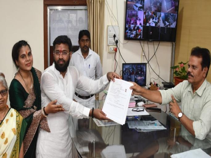 Rebellion in the Mahayuti in Sawantwadi Constituency BJP's Vishal Parab filed nomination form | कोकणात महायुतीत बिघाडी; बंडखोरी करत भाजपच्या विशाल परबांनी सावंतवाडीतून भरला उमेदवारी अर्ज Rebellion in the Mahayuti in Sawantwadi Constituency BJP's Vishal Parab filed nomination form | कोकणात महायुतीत बिघाडी; बंडखोरी करत भाजपच्या विशाल परबांनी सावंतवाडीतून भरला उमेदवारी अर्ज