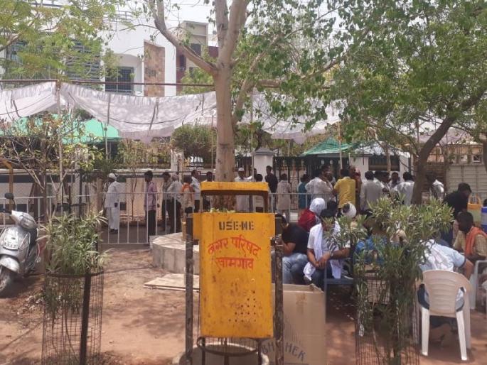 farmers and BJP lovers crowdIn front of Bhausaheb Phundkar's house | भाऊसाहेब फुंडकर यांच्या घरासमोर शेतक-यासह भाजप प्रेमींची गर्दी    farmers and BJP lovers crowdIn front of Bhausaheb Phundkar's house | भाऊसाहेब फुंडकर यांच्या घरासमोर शेतक-यासह भाजप प्रेमींची गर्दी
