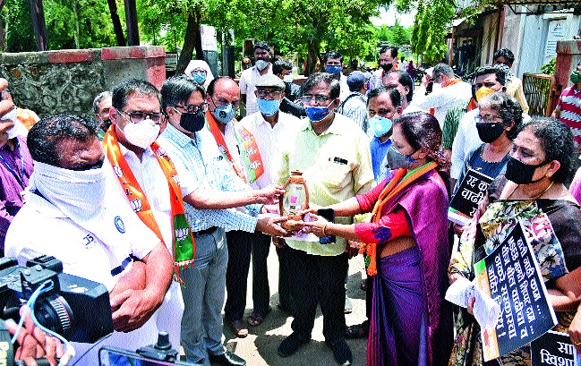 Where, who fears? As it is not, the political movements gained momentum | कुठे, कसले भय? ते नाही म्हणून तर राजकीय आंदोलनांनी धरला जोर Where, who fears? As it is not, the political movements gained momentum | कुठे, कसले भय? ते नाही म्हणून तर राजकीय आंदोलनांनी धरला जोर