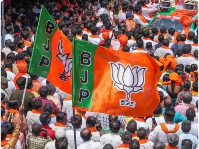 Shiv Sainik corporators join BJP only after promising to contest | उमेदवारीच्या शब्दानंतरच शिवसैनिक नगरसेवकांचा भाजपात प्रवेश Shiv Sainik corporators join BJP only after promising to contest | उमेदवारीच्या शब्दानंतरच शिवसैनिक नगरसेवकांचा भाजपात प्रवेश