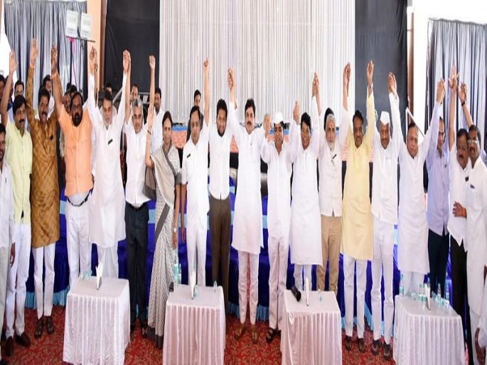 Lok Sabha Election 2019: Together: Coordination in Ahmadnagar | Lok Sabha Election 2019 :काँग्रेसचे जिल्हाध्यक्ष भाजपच्या व्यासपीठावर : डॉ.सुजय विखे यांना विजयी करण्याचे केले आवाहन  Lok Sabha Election 2019: Together: Coordination in Ahmadnagar | Lok Sabha Election 2019 :काँग्रेसचे जिल्हाध्यक्ष भाजपच्या व्यासपीठावर : डॉ.सुजय विखे यांना विजयी करण्याचे केले आवाहन