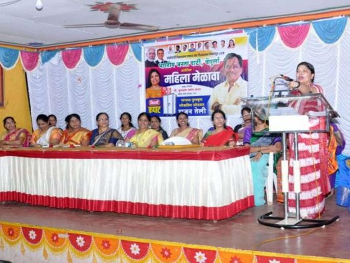 Maharashtra Election 2019: Goa's Chief minister's wife join in Rajan Teli's Election campaign | क कमळातला, आणि क कपाटातला! गोव्याच्या मुख्यमंत्र्यांच्या पत्नी भाजप बंडखोर उमेदवाराच्या प्रचारात  